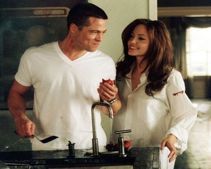 Angelina Jolie regala un helicóptero a Brad Pitt