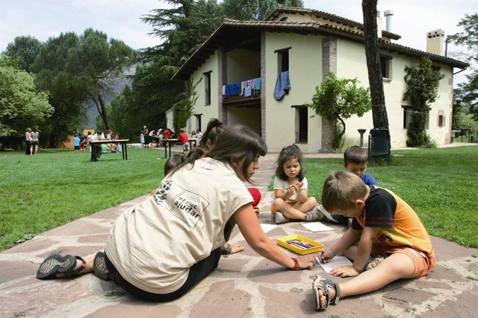 Familia En Una Casa De Colonias