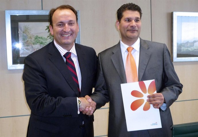 Fernández Y Cabrera En La Firma Del Convenio