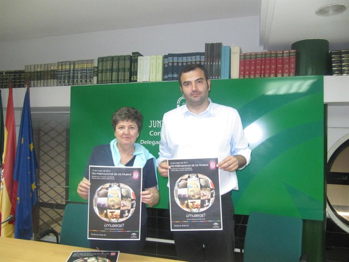 El Delegado De Cultura, Ángel Romero, Junto A La Directora Del Museo Provincial.