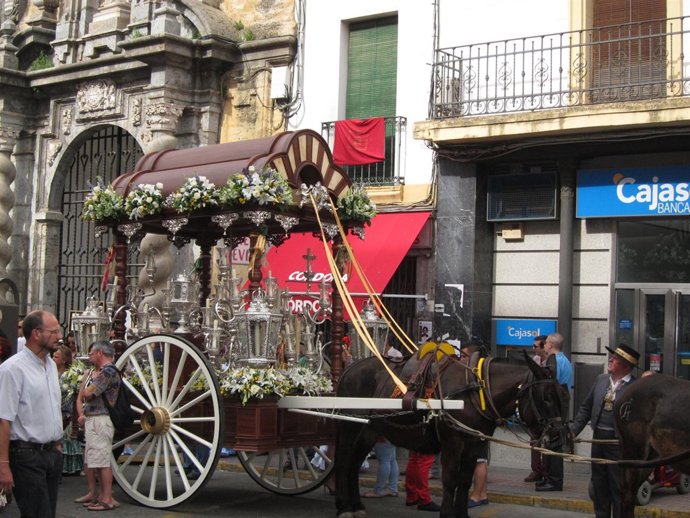 Carriola A La Espera De Colocar El Simpecado De Hermandad Del Rocío De Córdoba