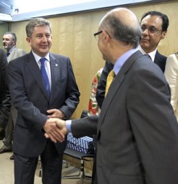 El Consejero Navarro Álvaro Miranda Saluda Al Ministro Cristóbal Montoro.