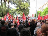 Alrededor de 1.000 personas de luto se concentran en Palma para mostrar su rechazo a los recortes en sanidad