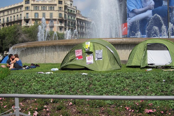 'Indignados' Acampados En Plaza Catalunya