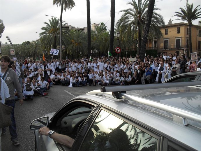Los Manifestantes Cortando Una De Las Vías.