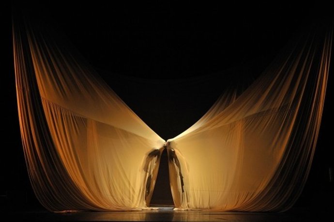 Escena De 'Dunas' De Maria Pagés Y Sidi Larbi Cherkaoui