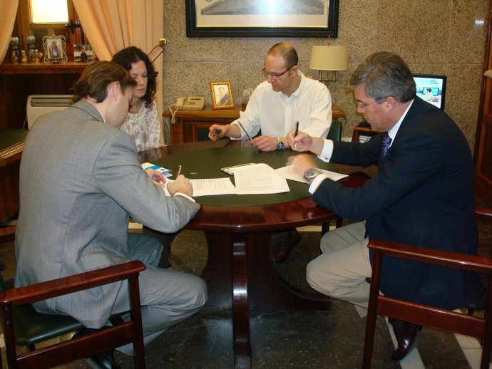 El Alcalde De Jaén (D) Firma Con Entidades Préstamos Para El Pago A Proveedores.