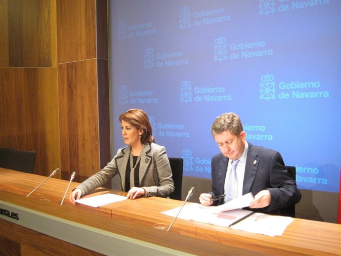 Yolanda Barcina Y El Consejero Álvaro Miranda.