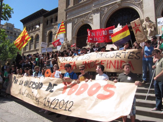 Estudiantes Protestan En El Paraninfo Contra Los Recortes En Educación