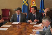 Javier Fernández (PSOE) e Ignacio Prendes (UPyD) suscriben su acuerdo de legislatura