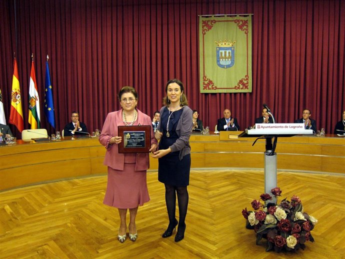 Gamarra Entrega La Medalla De Oro A La Cofradía De La Esperanza