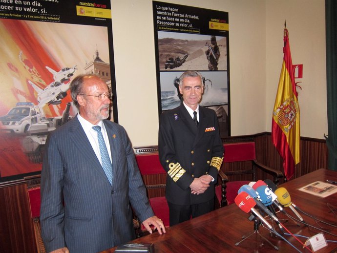 El Alcalde De Valladolid Junto Al Almirante Jefe Del Estado Mayor De La Defensa