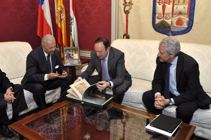 Sanz Con El Embajador De Chile En España