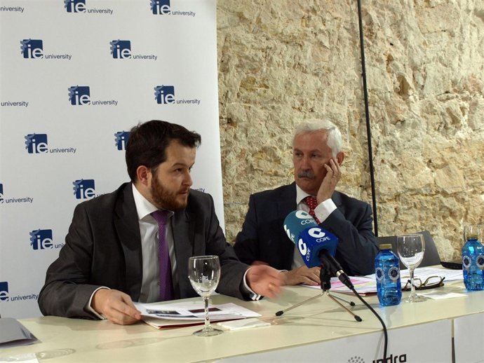 Francisco Mata Y Carlos Fernández, Durante La Firma Del Convenio