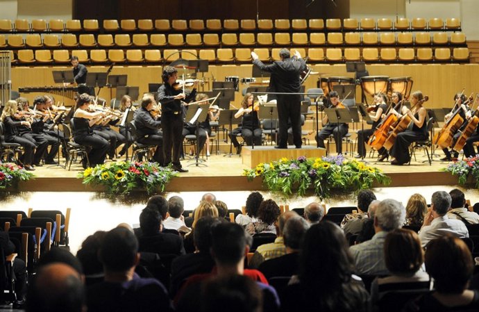 Una Agrupación Musical En Una Actuación                