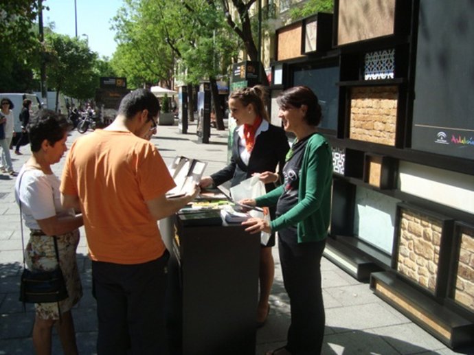 Expositor En La Calle Fuencarral.