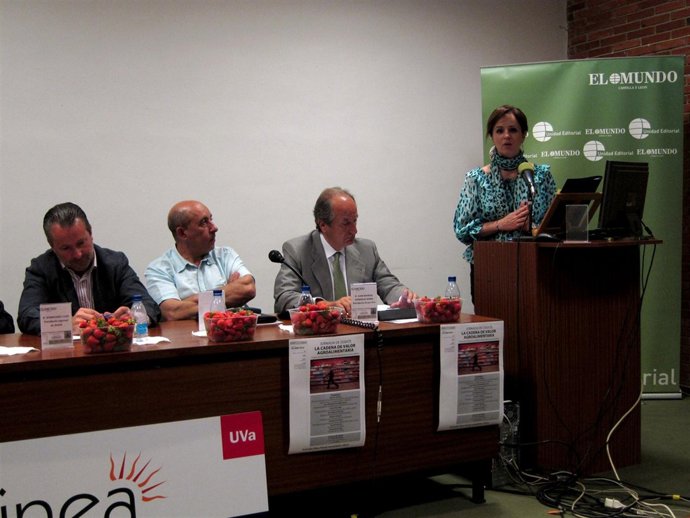 Clemente Durante Su Participación En El Foro