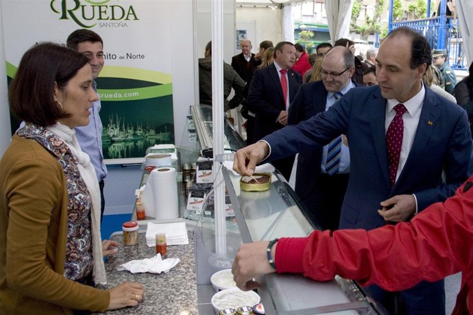 El Presidente De Cantabria En La Feria De La Anchoa De Santoña