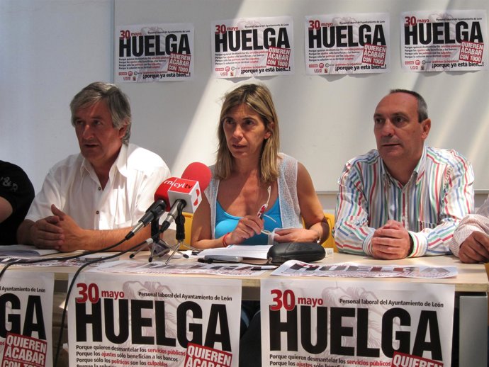 Blanco (C) Junto A Otros Miembros Del Comité