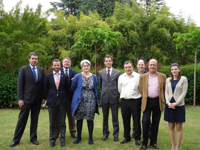 Goicoechea Posa Con Directivos De Las Empresas Savera, Parklez, Martiko Y Ubidea