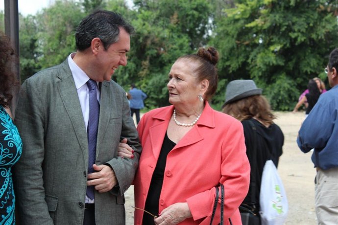 Juan Espadas Junto A Matilde Coral