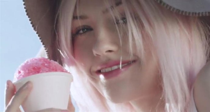 CHARLOTE FREE EN SU PRIMER VIDEO PARA MAYBELLINE