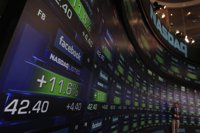 Facebook cierra su debut en bolsa con una subida del 0,6%