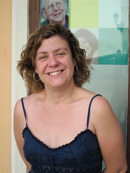 Alba Doblas Ante La Sede De IU En Córdoba