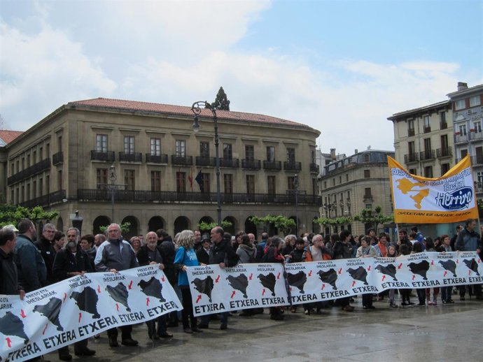 Concentración De Herrira En La Plaza Del Castillo De Pamplona.