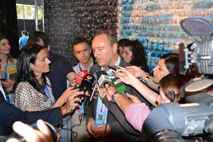 Alberto Fabra Con Periodistas En El XIII Congreso Del PPCV