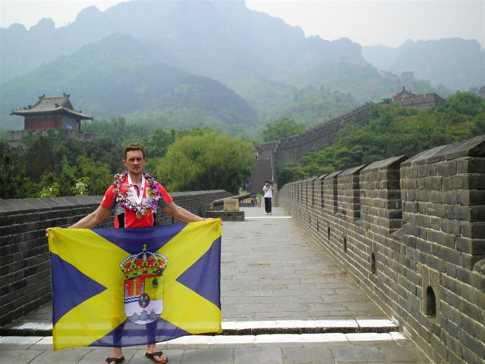 Alonso Marcos Posa En La Gran Muralla China