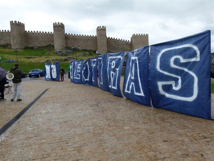 Protesta Del 15M Ante El Edificio En El Que Se Celebra El Congreso Del PP