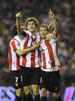 Los leones despedazan al Sevilla