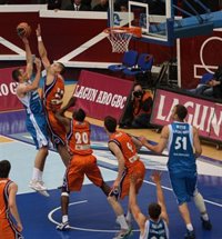Baloncesto/Play-off.- Crónica del Lagun Aro-Valencia Basket, 86-82  