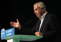 Arenas ve a Griñán sumido en una "gran farsa de confrontación" en Andalucía y achaca recortes a su "desastrosa" gestión