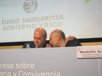 El ministro del Interior asegura que nunca han aceptado "redadas indiscriminadas" a inmigrantes