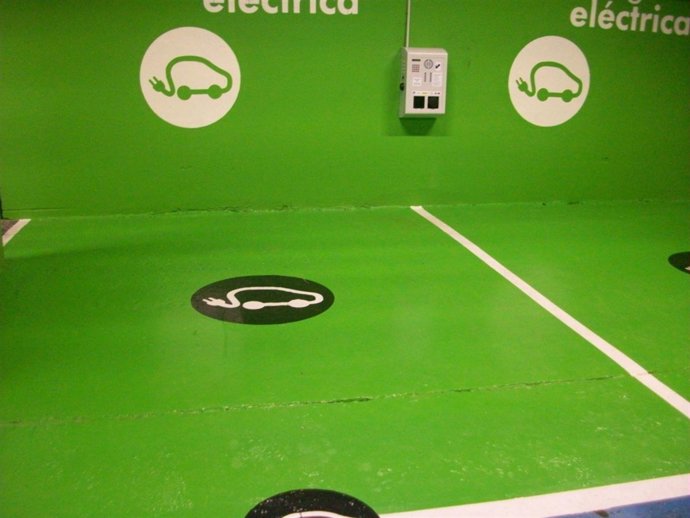 Plazas De Aparcamiento Con Poste De Recarga