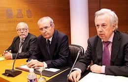 Daniel Gil, En El Centro, En La Comisión De Investigación De La CAM En Las Corts