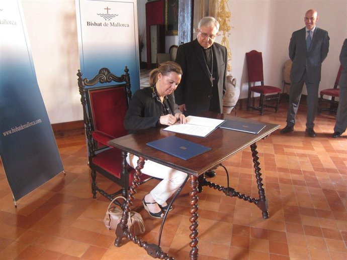 La Presidenta Del Consell De Mallorca, Maria Salom, Junto Al Obispo De Mallorca 