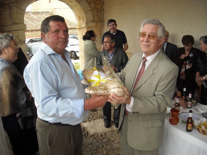 Vicente Robisco Entrega Un Cochinillo A Un Vecino