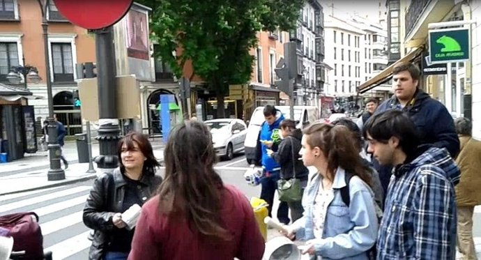 Participantes En La Cacerolada Ante Caja Madrid, En Valladolid.