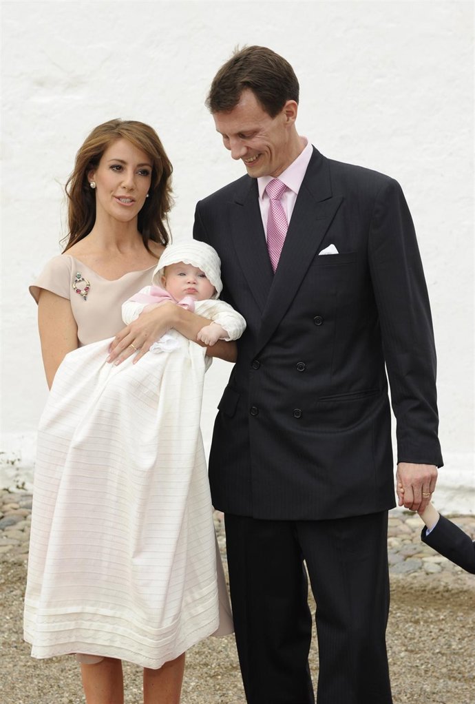 Los príncipes joaquin y Marie con su hija Athena Marguerite Françoise Marie