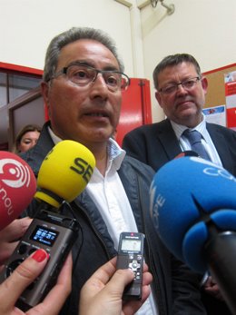 El Secretario General De CCOO PV, Paco Molina, Atiende A Los Periodistas.