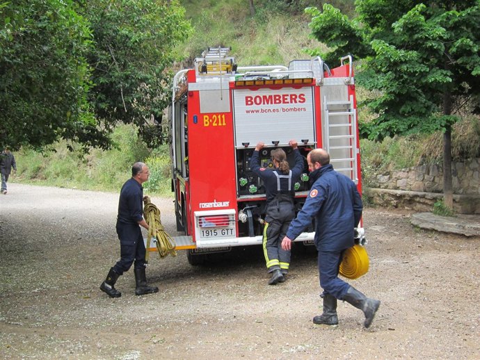 Bomberos Actuando En La Sierra De Collserola