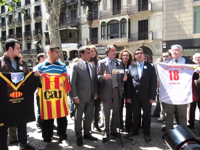 Jordi Portabella Y Selecciones Catalanas Ante La Fuente De Canaletes