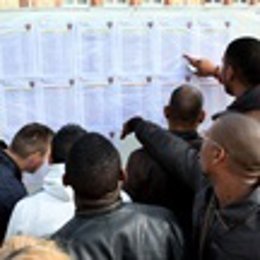 Porteros Viendo El Listado