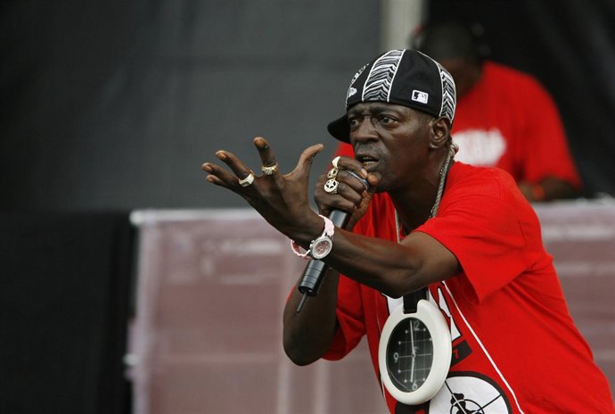 El rapero Flavor Flav de la banda Public Enemy en un concierto