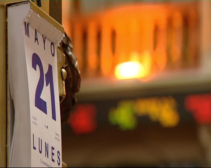 Ibex 35 cae a media sesión arrastrado por la banca