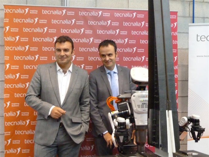 Responsables De Tecnalia Con El Robot Humanoide Hiro