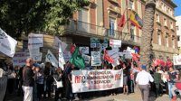 Unas 300 personas se concentran contra recortes del Gobierno regional al grito de 'Valcárcel vete ya y llévate a Bernal'